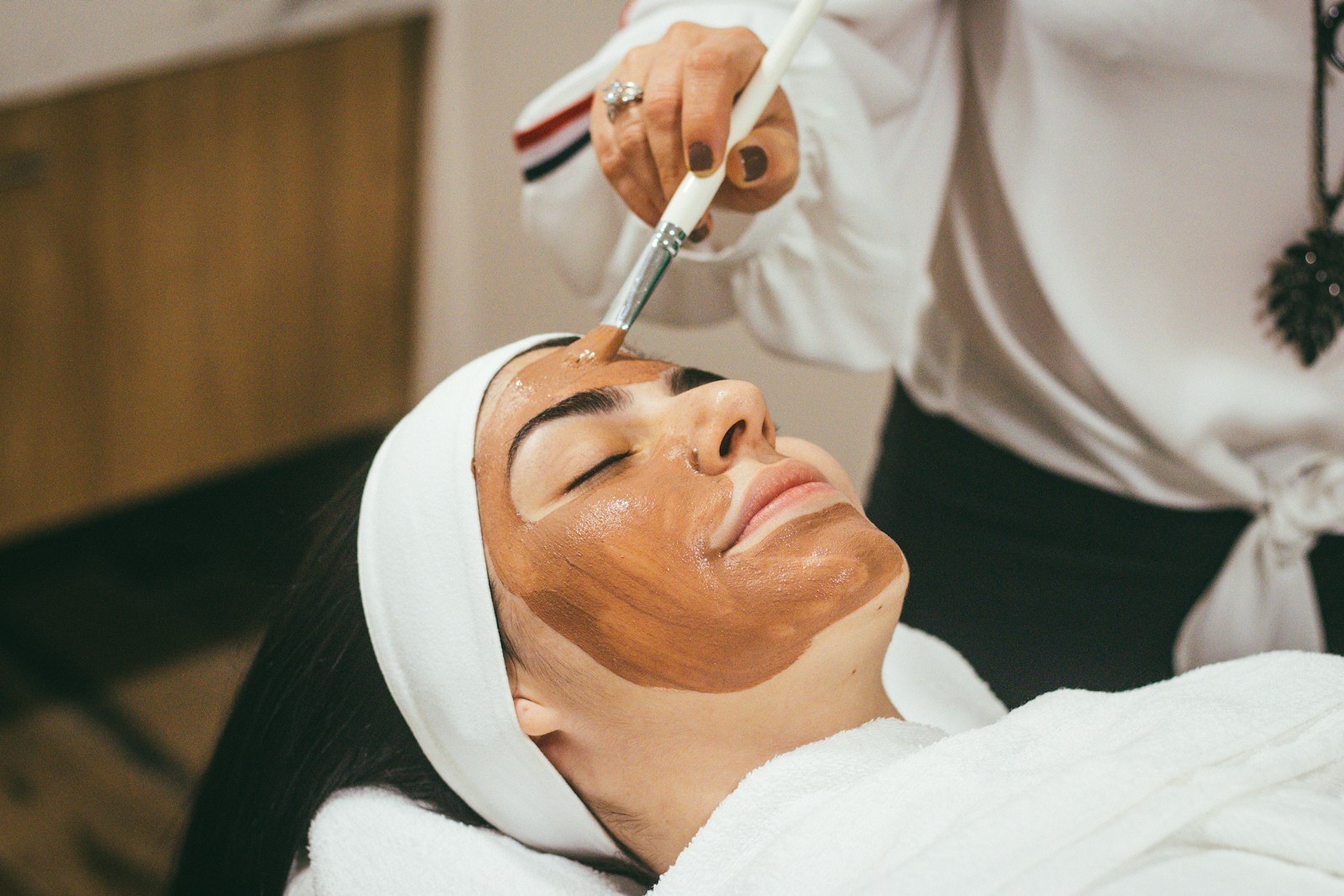 Gelaatsverzorging in een beautysalon